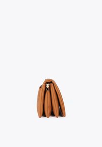 Tre segmenti sovrapposti di una borsa a pochette in pelle color beige sono esposti, con una cerniera dorata nella parte superiore su uno sfondo bianco semplice.