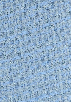 Tessuto di un blu chiaro con una trama testurizzata che presenta un motivo intrecciato con piccoli anelli, offrendo una superficie morbida e visivamente interessante.