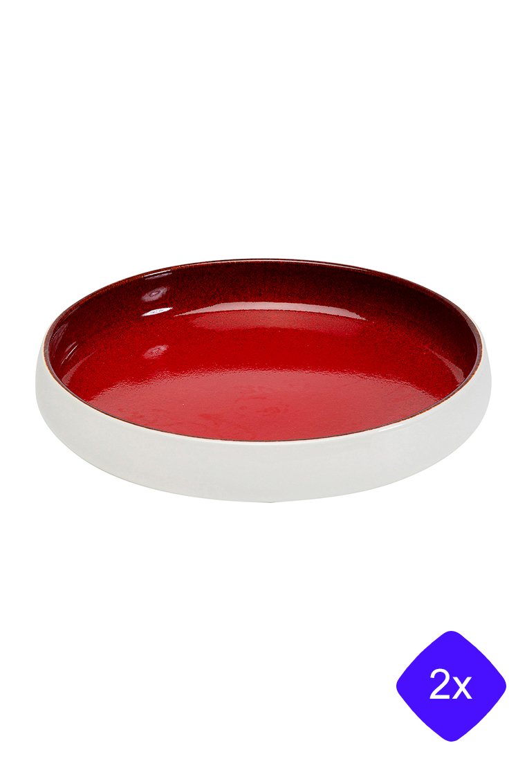 Runde Schüssel mit glänzender roter Innenseite und matter weißer Außenseite. Glattes Keramikmaterial, geringe Tiefe und einfaches Design.