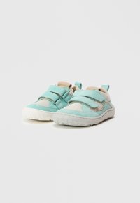 Chaussures pour enfants turquoise avec bandes auto-agrippantes, panneaux en maille et semelles en caoutchouc. Présentent un accent gris clair et un matériau texturé.