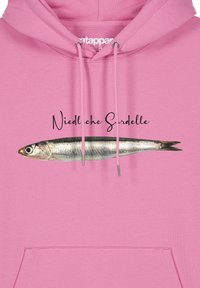 Roze hoodie met een zilveren visafbeelding en de tekst "Niedliche Sirdelle." Gemaakt van zachte stof met een voorzak en een capuchon met trekkoorden.