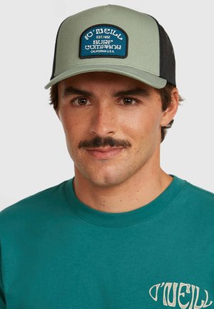 Žalia ir juoda sunkvežimio vairuotojo kepurė su stačiakampiu mėlynu lipduku, kuriame parašyta „O’Neill Surf Company“. Medvilninis priekis, tinklinis galas, struktūruota forma.