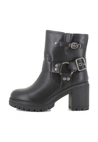 Botín de cuero negro hasta el tobillo con tacón grueso, correas ajustables y acentos de hardware metálico. Suela texturizada para mayor agarre.