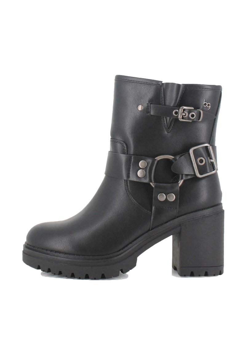 Botín de cuero negro hasta el tobillo con tacón grueso, correas ajustables y acentos de hardware metálico. Suela texturizada para mayor agarre.