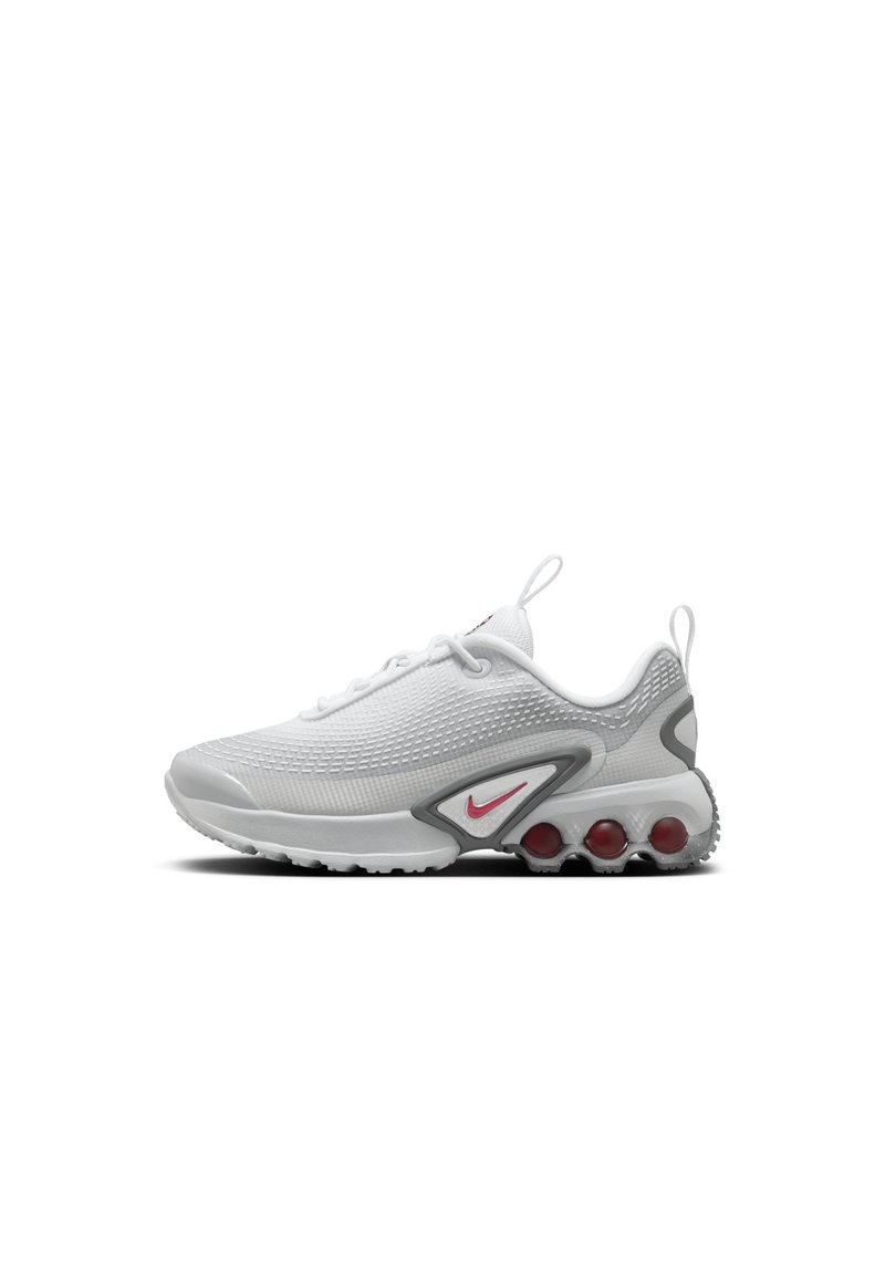 Baskets Nike avec une tige en mesh blanc, des accents gris, une semelle texturée et des éléments de rembourrage en bulle rouges. Design sportif et épuré.