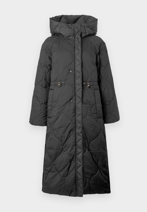 Manteau long matelassé noir avec capuche, doté de fermetures à pression, d'une taille à cordon et d'une texture lisse. Surface à motifs avec un léger éclat.