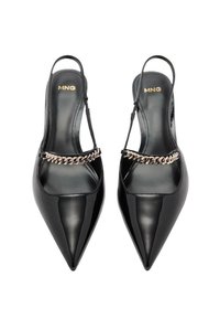 Svarta lackläders slingback-skor med spetsig tå, accentuerade av en silverkedjedetalj över framsidan. Slät yta, minimalistisk design.