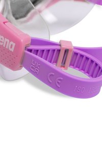 Roze en paarse zwem goggles met een heldere lens. De strap heeft gestructureerde grips en reglementaire markeringen (CE, UKCA, ISO 18527).