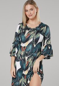 Blumenmuster Kleid in dunklen Tönen mit Blätterdesigns. Mit kurzen, Rüschensäumen und einem seitlichen Schlitz. Hergestellt aus leichtem Stoff.