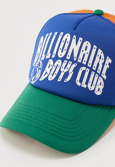 Μπλε και πράσινο καπέλο μπέιζμπολ με πορτοκαλί πλέγμα στο πίσω μέρος. Φέρει λευκή επιγραφή "Billionaire Boys Club" και γραφικό αστροναύτη στο μπροστινό μέρος.