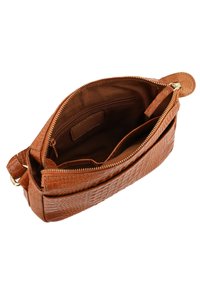 Bolso de hombro texturizado marrón con un compartimento principal con cremallera y un bolsillo interior. Cuenta con una correa plana y un forro suave.