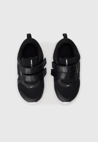 Schwarze Sportschuhe mit Obermaterial aus Mesh und Synthetik, ausgestattet mit zwei Klettverschlüssen und einer weißen Gummisohle, die für Komfort und Unterstützung ausgelegt sind.