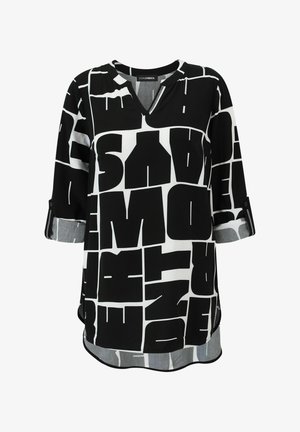 Schwarz-weiß bedrucktes Oberteil mit V-Ausschnitt, 3/4-Ärmeln und abgerundetem Saum. Verfügt über kräftige Schriftmuster und graue Akzente an den Ärmeln.