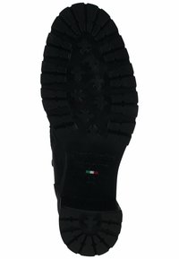 Suola di stivale in gomma nera con un motivo a scanalature profonde, presenta una texture e il marchio "Made in Italy." Include un dettaglio della bandiera italiana.