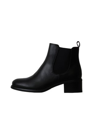 Bottine en cuir noir avec petit talon bloc, panneau latéral élastique et languette à l’arrière, vue de profil.