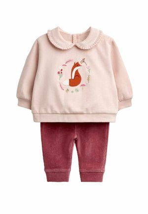 Weiches rosa Langarmshirt mit Rüschenkragen und Fuchsstickerei, kombiniert mit dunkelrosa Cordhosen für Kleinkinder.