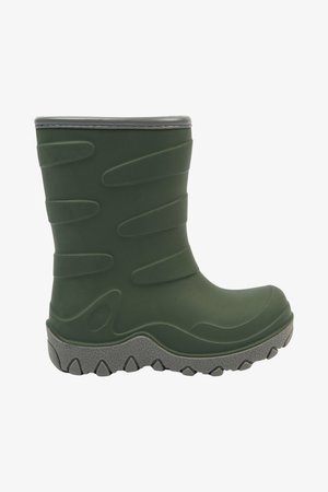 Cizmă de cauciuc verde impermeabilă cu talpă gri texturată și manșetă căptușită, proiectată pentru utilizare în aer liber și condiții umede.