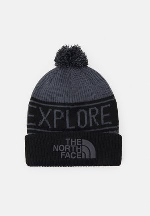 Dziergana czarno-szara czapka z pomponem, z napisem "EXPLORE" wokół środkowej części oraz logo "THE NORTH FACE" na zagiętym mankiecie.