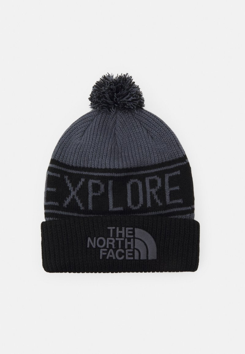 Bonnet tricoté noir et gris avec pompon, texte « EXPLORE » autour du milieu, et logo « THE NORTH FACE » sur le revers plié.