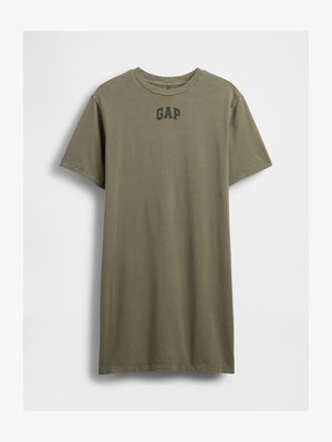 Camiseta de algodón verde oliva de manga corta con cuello redondo y logo negro de GAP en el centro del pecho.