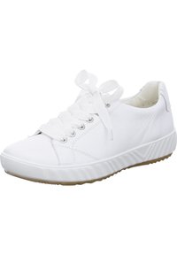 Witte vetersneaker met een gladleren bovenwerk, ronde neus en rubberen zool met een gestikt zigzagpatroon aan de zijkant.