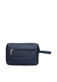 Beauty case in pelle blu navy con tasca frontale con zip e tracolla laterale su sfondo bianco.