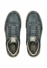 Blauwe leren sneakers met grijze accenten, ronde neus, vetersluiting en textielen voering. Beschikt over contrasterende stiksels en een logo-label op de tong.