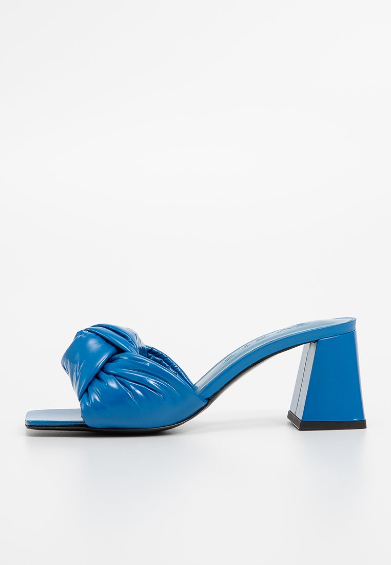 BY FAR Muiltjes met hak lichtblauw BY FAR Muiltjes met hak lichtblauw