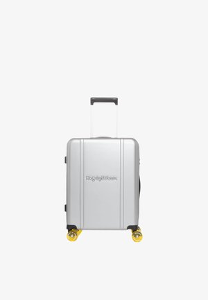 Valigia rigida argento con manico retrattile, ruote gialle e scanalature verticali. Presenta il nome del marchio "RefrigiWear" impresso sulla parte anteriore.