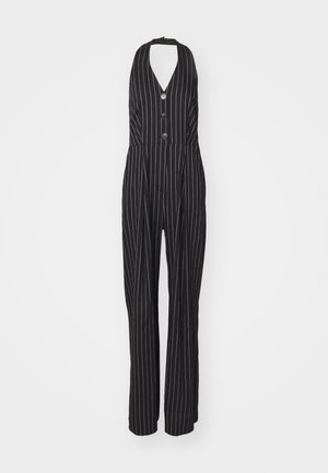 Schwarzer, schmal gestreifter Jumpsuit mit Halterneck, tiefem V-Ausschnitt, zwei Knöpfen und weit geschnittenen Hosenbeinen; aus einem glänzenden Stoff mit strukturierter Passform.