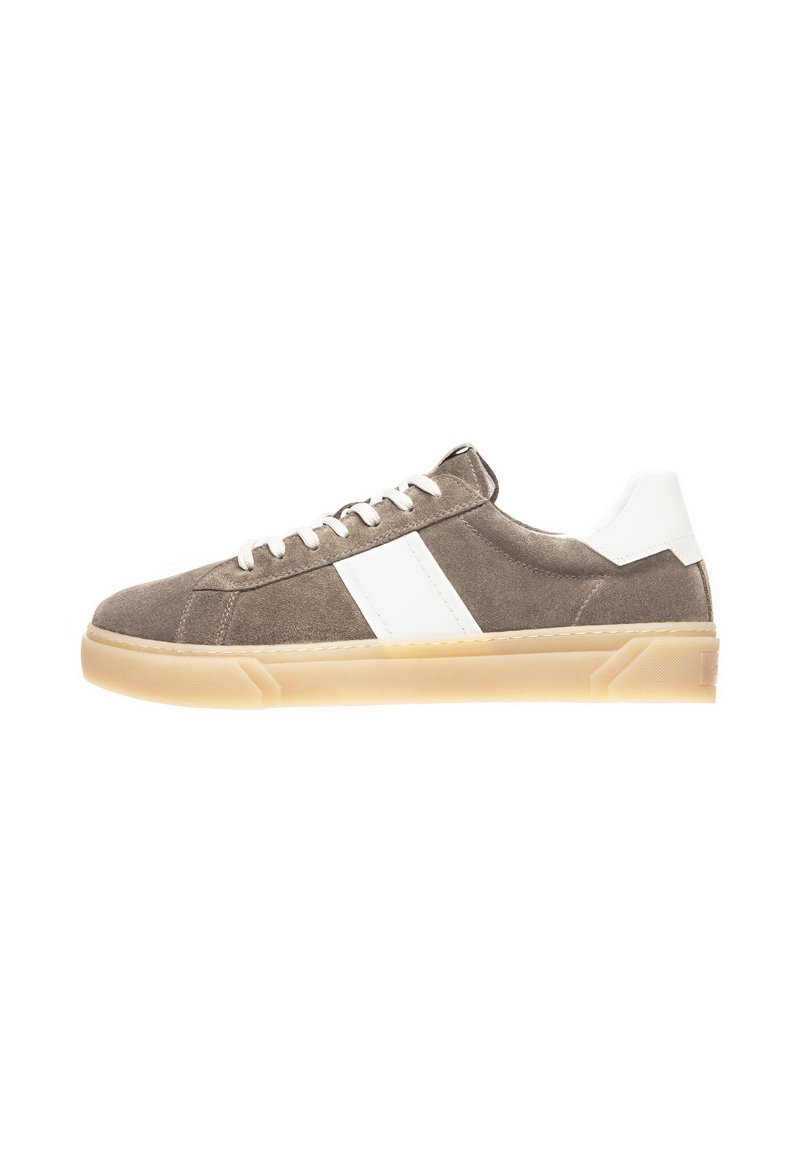 Zapatillas de ante en gris con rayas laterales blancas y suela de goma. Presentan puntera redondeada, acentos en contraste y cordones blancos planos.
