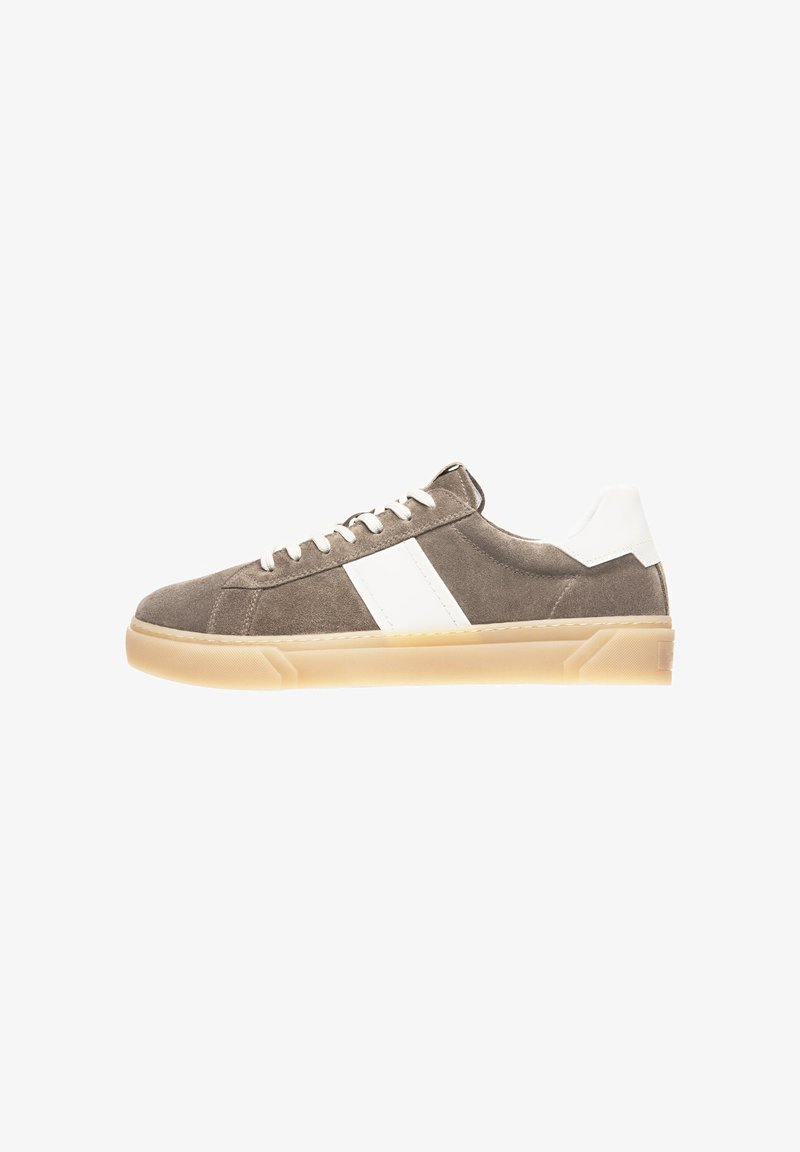 Zamszowe sneakersy w kolorze szarym z białymi bocznymi paskami i gumową podeszwą. Charakteryzują się okrągłym noskiem, kontrastowymi akcentami i płaskimi białymi sznurówkami.