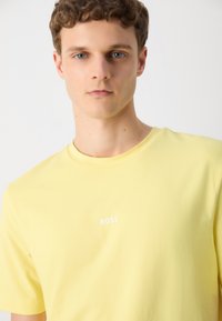 BOSS TCHUP - Základné tričko - yellow seventeen