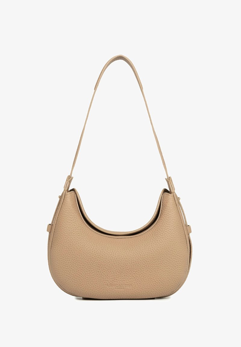 Sac à bandoulière en cuir beige texturé avec un dessus courbé et une sangle longue unique, présenté sur un fond blanc uni.