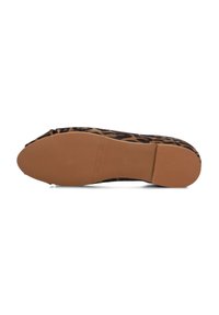 Ballerines à imprimé léopard avec un design à bout pointu, dessus en tissu doux et semelle en caoutchouc marron lisse.