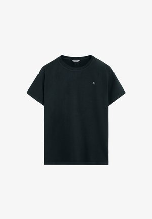 Camiseta negra lisa de manga corta con un pequeño logo blanco de calavera y huesos cruzados en el pecho izquierdo y un cuello redondo.