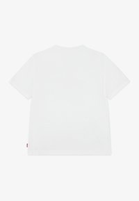 Bílý krátký rukáv tričko vyrobené z bavlny. Jednoduchý design s kulatým výstřihem, s malou červenou nášivkou na levém dolním rohu.