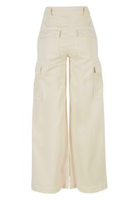 Pantalones cargo beige con piernas anchas, talle alto y cuatro bolsillos. Hechos de algodón con una textura suave y dobladillo recto en la parte inferior.