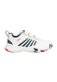 Bílé sportovní boty s modro-zelenými pruhy, na suchý zip a s texturovanou podrážkou s růžovým akcentem. Přítomné logo K-Swiss.