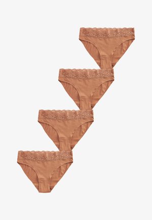 Četri brūngani sieviešu bikini stila apakšveļa ar mežģīņu maliņu, izvietoti diagonāli uz balta fona.
