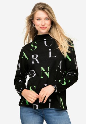 Zwarte trui met een all-over print van verschillende letters in groen en wit. Het heeft een hoge halslijn en lange mouwen.