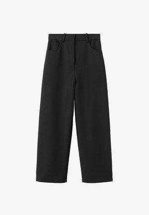 Pantaloni neri a vita alta, gamba larga, con passanti per cintura, tasche anteriori e chiusura frontale nascosta.