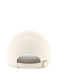 Λευκό καπέλο από κορντόροι με ραβδωτή υφή, διαθέτει κυρτή γείσο και ρυθμιζόμενο λουράκι στο πίσω μέρος, σχεδιασμένο για άνετη εφαρμογή.