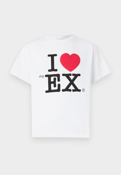 Λευκό βαμβακερό t-shirt με έντονο μαύρο κείμενο "Αγαπώ τον" και μια κόκκινη καρδιά, και "EX" με μεγάλα μαύρα γράμματα. Κοντά μανίκια, σχέδιο με στρογγυλή λαιμόκοψη.