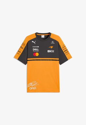 Koszulka drużyny McLaren F1 z krótkim rękawem w kolorze pomarańczowym i ciemnoszarym z logo sponsorów i podpisem na dolnej części przodu.