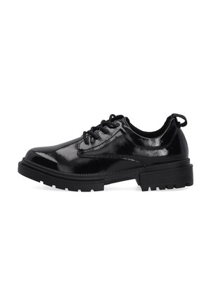 Zwarte glanzende leren veterschoen met dikke zool en trekhaakje bij de hiel, weergegeven in zijprofiel op witte achtergrond.