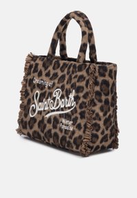 Bolso de mano con estampado de leopardo y bordes con flecos, hecho de un tejido suave. Presenta el texto en blanco "Soñando con el Paraíso Invernal de Saint Barth". Dos asas.