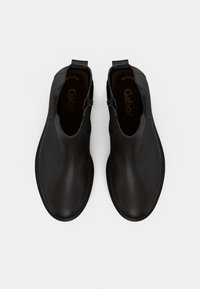 Stivali neri alla caviglia con finitura in pelle liscia, inserti laterali elastici e una piccola cerniera sul tallone per una facile calzata. Logo Gabor all'interno.