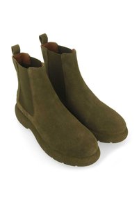 Botas de ante verde oliva hasta el tobillo con paneles laterales elásticos y suelas de goma texturizadas. Acabado suave con tiradores en la parte superior para facilitar el uso.