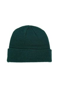 Cappello di lana a maglia in verde scuro, con texture a costine, risvolto e cucitura sulla sommità. Realizzato in materiale morbido e caldo.